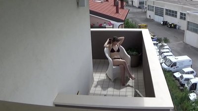 Mitsikilo ny tanora mpiray efitra amiko manao masturbate eo amin'ny lavarangana